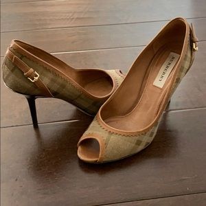 Burberry peep toe pump